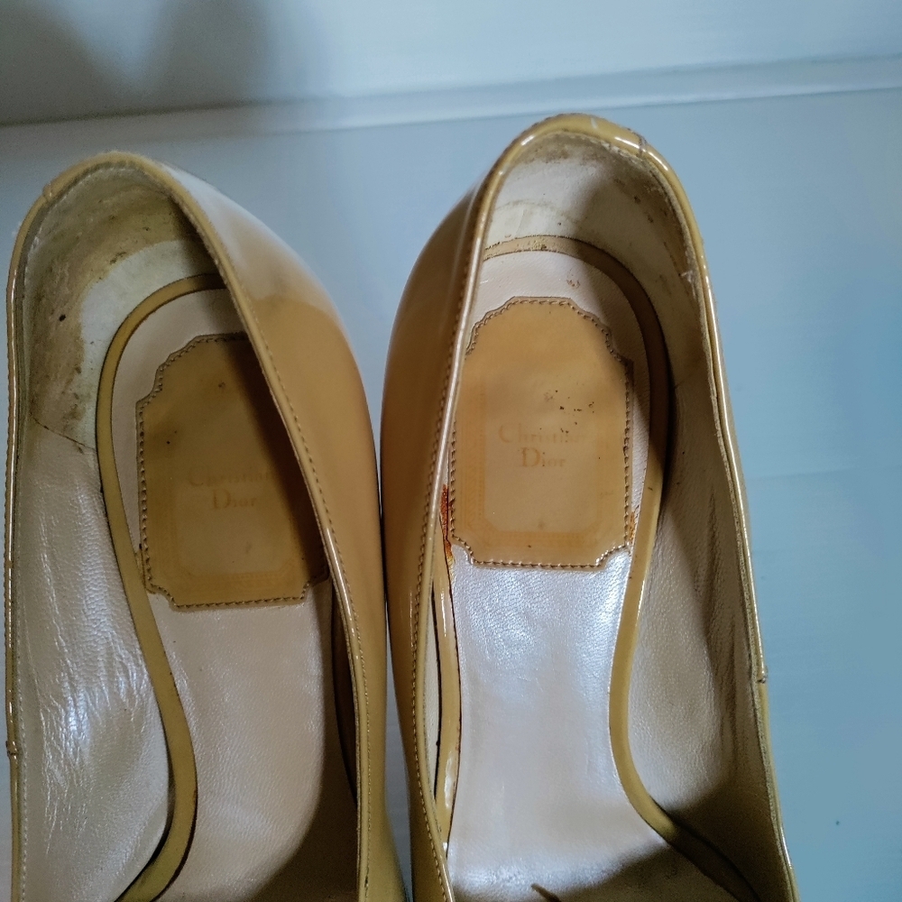 DIOR BEIGE PATENT LEATHER PEEP TOE PUMPS size 36 - Picture 6 of 10